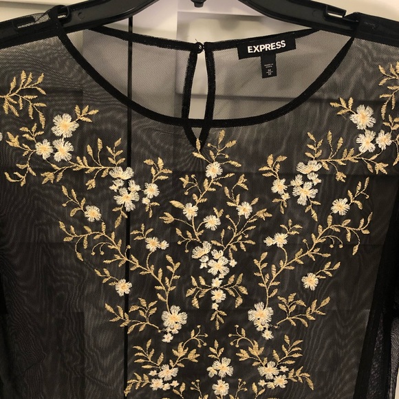 🌸 Express Embroidered Top - Picture 2 of 4